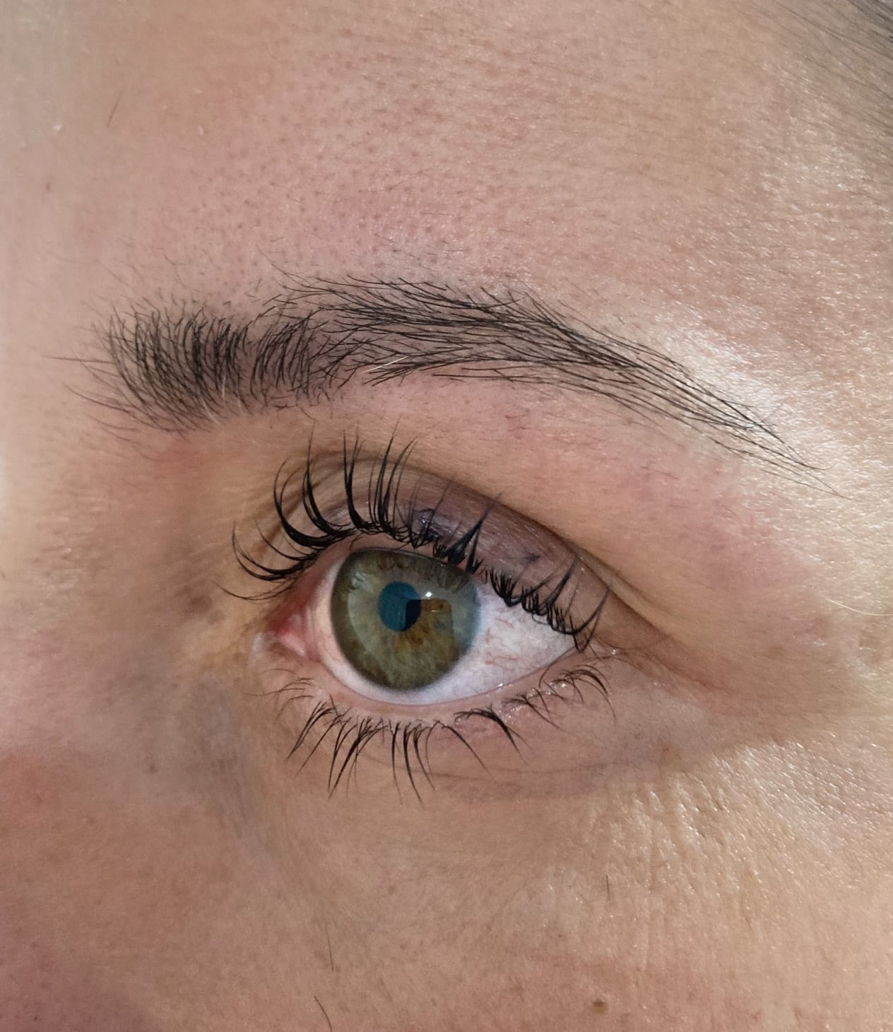 Detalle de pestañas y mirada en Luna Beauty Center